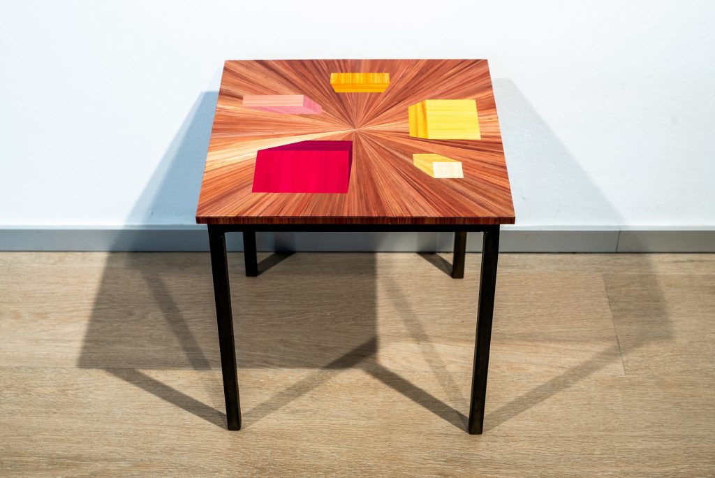 Table basse Soleil. Table basse en marqueterie de paille. Fabrication artisanale par Sandrine Reverseau Meubles Les Pieds Sur La Table