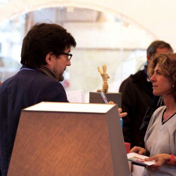 Exposition Mobilier Design au Viaduc des Arts Paris, les meubles Les Pieds Sur La Table