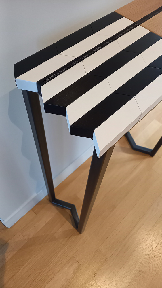 Console design noir et blanc et pied en métal. Console Drapô Collection Origami meubles Les Pieds Sur La Table