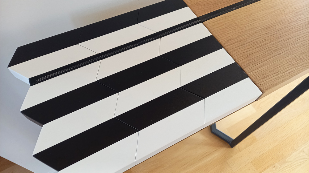 Console design noir et blanc façon Origami, chêne massif recyclé, caoutchouc. Console Drapô Collection Origami meubles Les Pieds Sur La Table
