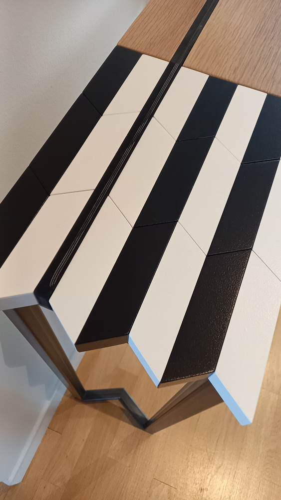Console design noir et blanc pièces Origami, chêne massif recyclé, caoutchouc. Console Drapô Collection Origami meubles Les Pieds Sur La Table