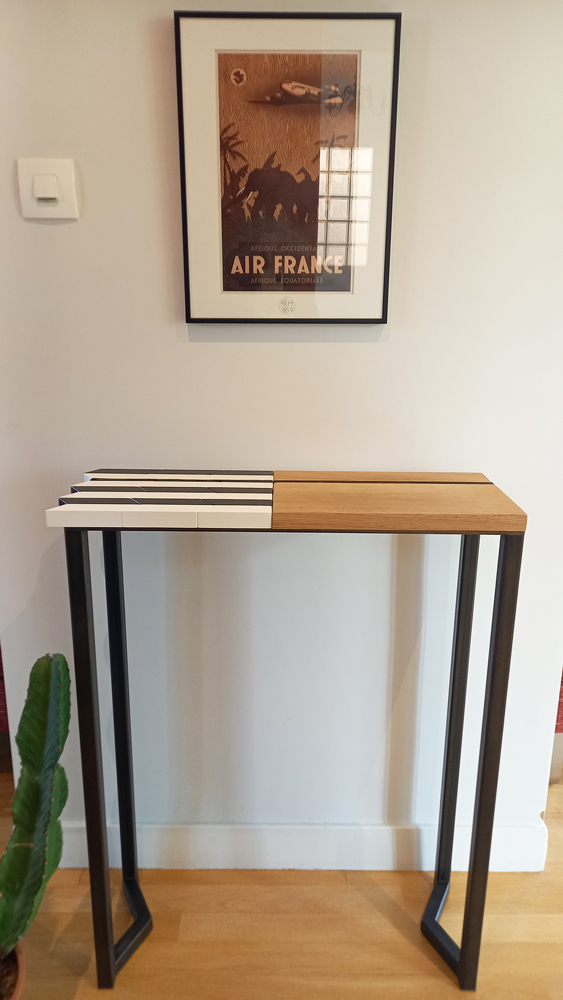 Console design noir et blanc, chêne massif recyclé, caoutchouc. Console Drapô Collection Origami meubles Les Pieds Sur La Table
