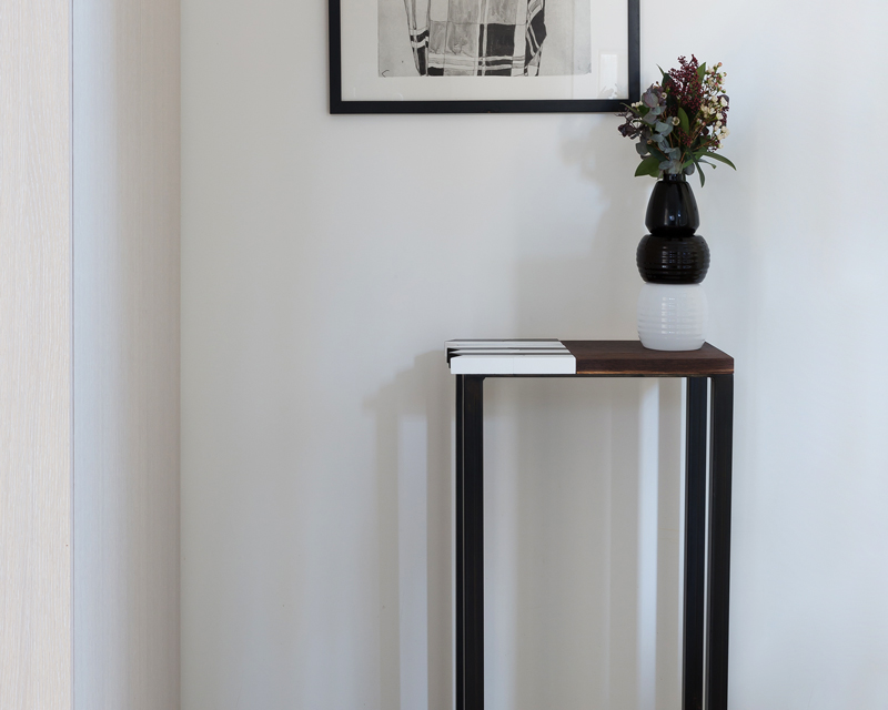 Console origami moderne au motif noir-et-blanc-bois-massif-wengué-caoutchouc-noir-pied-en-acier-Console-Drapeau-Design-Sandrine-Reverseau