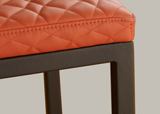 Finition pied acier laqué noir Chaises design Mobilier Les Pieds Sur La Table
