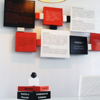 objets de communication artistiques, sculpture animée personnalisée aux valeurs d'entreprise. Création sur mesure par mobilier Les Pieds Sur La Table