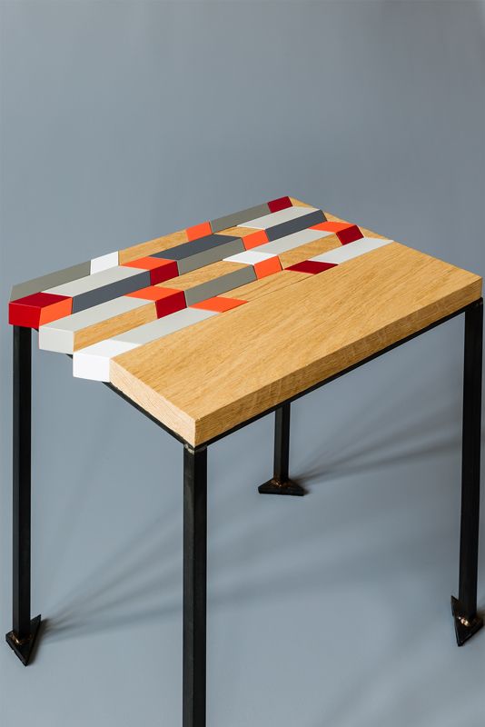 Modèle Panorama M de l'ensembles des Tables basses origami gigognes Panorama-S-M-L-modernes-Vue du plateau bois laqué et chêne brossé façon marqueterie contemporaine - Design-Sandrine-Reverseau-Collection Origami Mobilier-Les-Pieds-Sur-La-Table