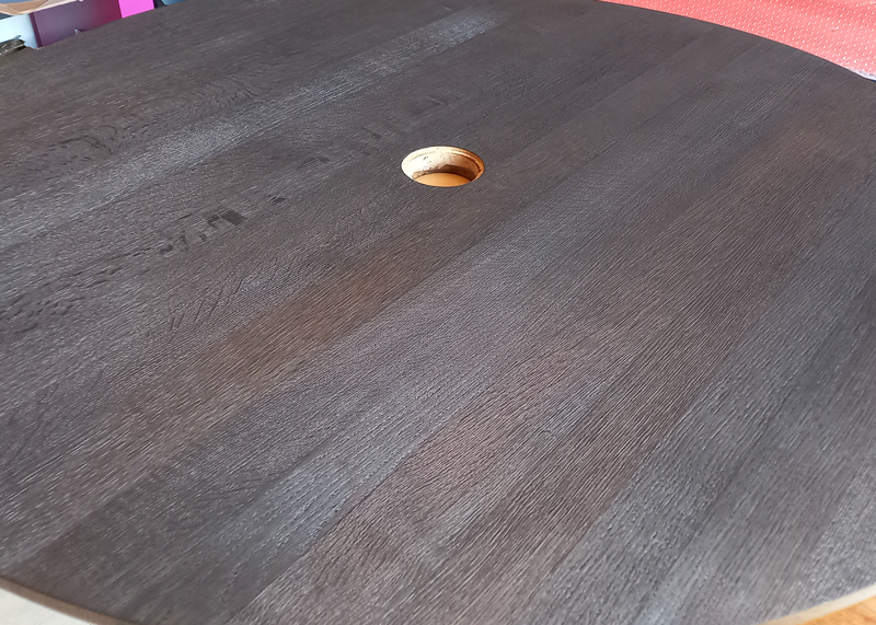 Finition brûlé pour un plateau de table de réunion. Atelier mobilier Les Pieds Sur La Table