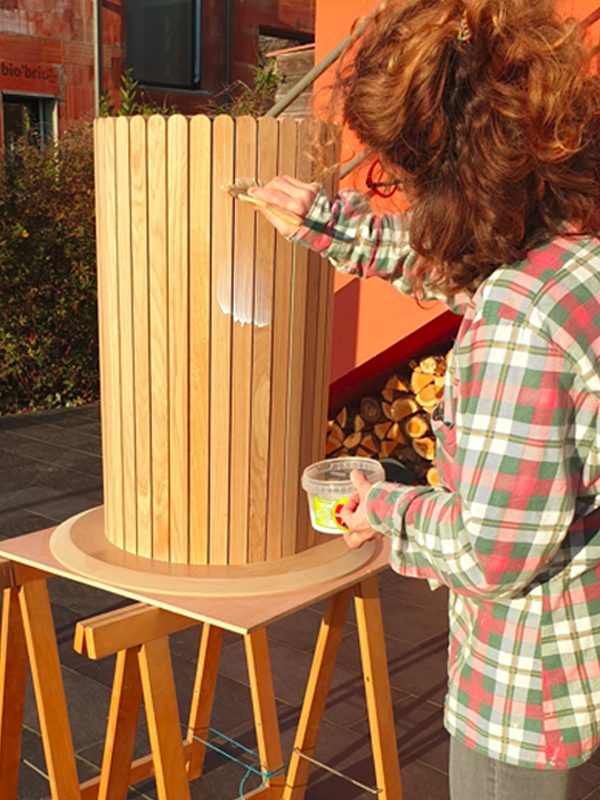 Fabrication des tables en chêne sur mesure dans l'atelier Les Pieds Sur La Table. Finition des pieds verni