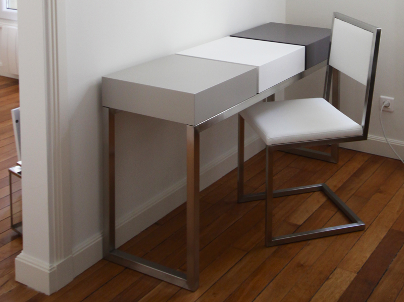 Bureau design Master-Pied et sa chaise coordonnée. Matériaux inox brossé et bois laqué. Création et fabrication française par Les PIeds Sur La Table mobilier contemporain