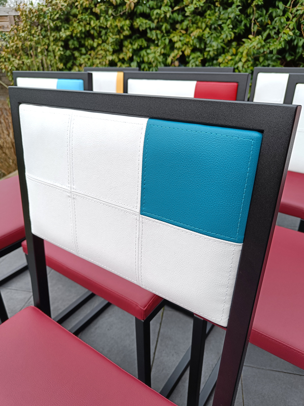Chaises de repas design moderniste sur mesure, structure acier noir, Meubles Les Pieds Sur La Table