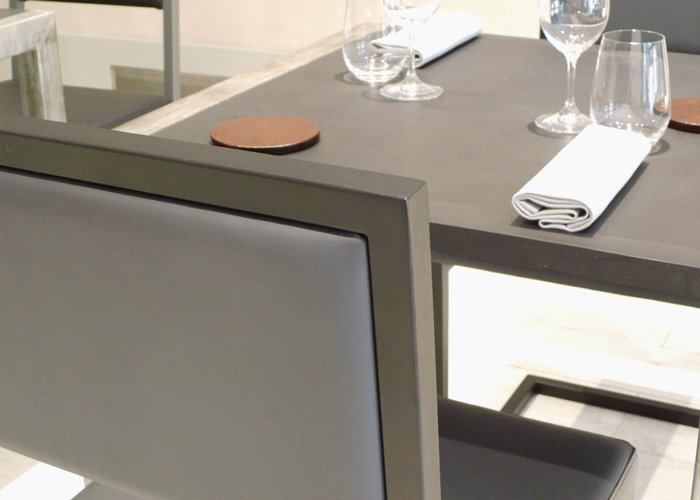 chaise de restaurant design acier noir et dossier uni gris par Les Pieds Sur la Table detail
