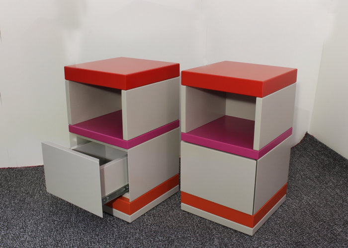 chevet laqué en couleurs avec tiroir et rangement De-bon-Pied mobilier Les Pieds Sur La Table réalisation maison
