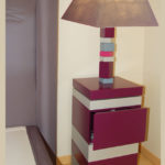 chevet laqué couleurs aubergine gris avec tiroir De-bon-Pied. Lampe en couleurs mobilier Les Pieds Sur La Table réalisation maison