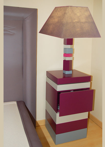 chevet laqué couleurs aubergine gris avec tiroir De-bon-Pied. Lampe en couleurs mobilier Les Pieds Sur La Table réalisation maison
