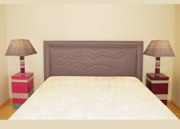 chevet laqué couleurs aubergine fuchsia gris avec tiroir De-bon-Pied. Lampe en couleurs Pied-Jeu mobilier Les Pieds Sur La Table réalisation maison
