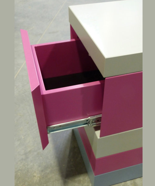 chevet laqué en couleurs avec tiroir De-bon-Pied mobilier Les Pieds Sur La Table modèle original détail