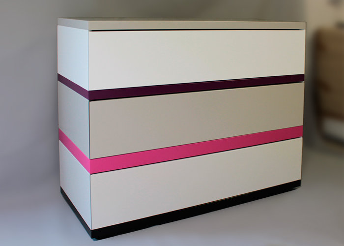 commode 3 tiroirs laquée beige blanc fuchsia 360 de Pied mobilier Les Pieds Sur La Table réalisation maison