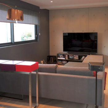 console connectée inox rouge Plug and Pied mobilier Les Pieds Sur La Table réalisation maison