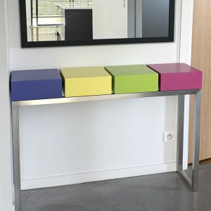 Console d'entrée design Pied-Estal réalisée sur mesure avec 4 cubes dont un tiroir (le jaune) sur un pied en inox brossé. Création et fabrication de meubles français Les Pieds Sur La Table