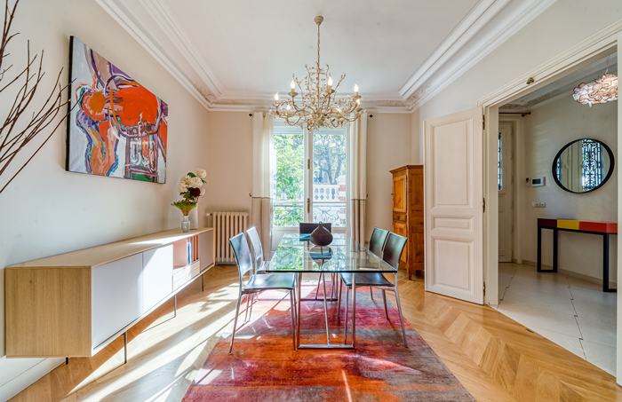 Console d'entrée décorative sur mesure pour un séjour coloré. Console en couleurs jaune soleil, aubergine, orange, pied noir. Design et fabrication française par Les Pieds Sur La Table mobilier Paris