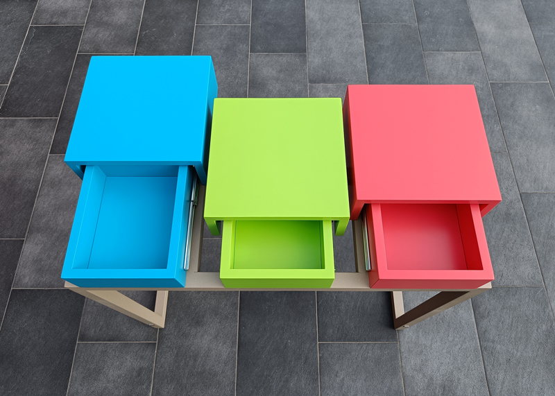 Console design avec trois tiroirs laqués en couleurs, création et fabrication par Les Pieds Sur La Table mobilier sur mesure