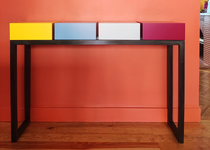 Console décorative Pied-Estal avec 4 tiroirs laqués en couleurs et un pied en acier patiné noir