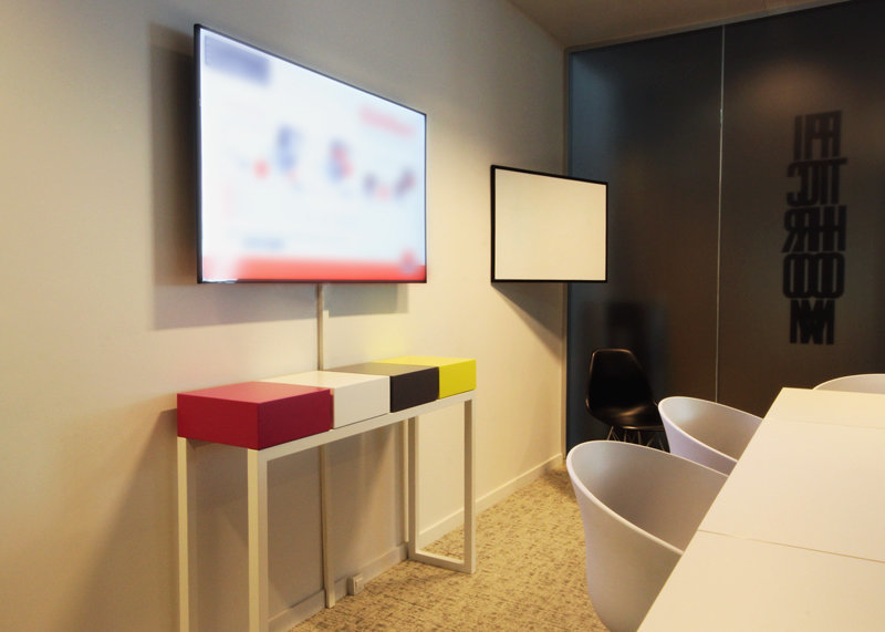 console connectée laque blanche et cubes couleurs vives Plug and Pied mobilier Les Pieds Sur La Table réalisation bureau entreprise