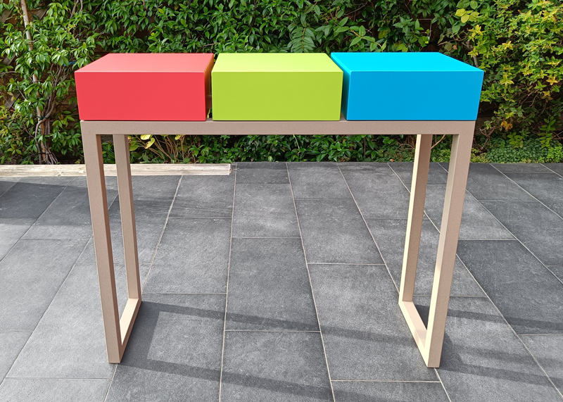 Console design avec tiroirs laqués sur mesure et en couleurs. Création et fabrication française par Les Pieds Sur La Table