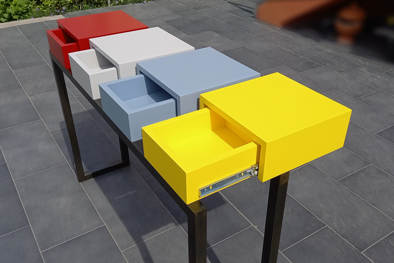 Console avec tiroirs en couleur. Console design sur mesure en acier et bois laqué Modèle Pied-Estal. Meuble de fabrication française.