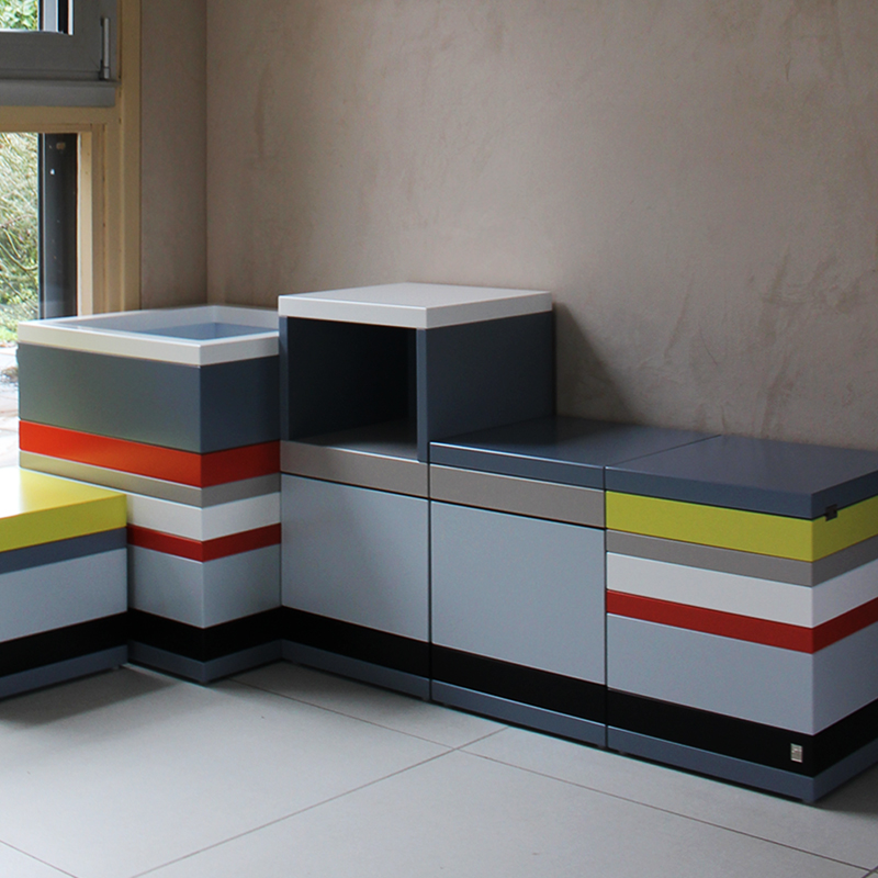 ensemble de coffres de rangement laqué couleurs sur mesure jaune, orange pop, gris béton blanc , design et fabrication mobilier Les Pieds Sur La Table