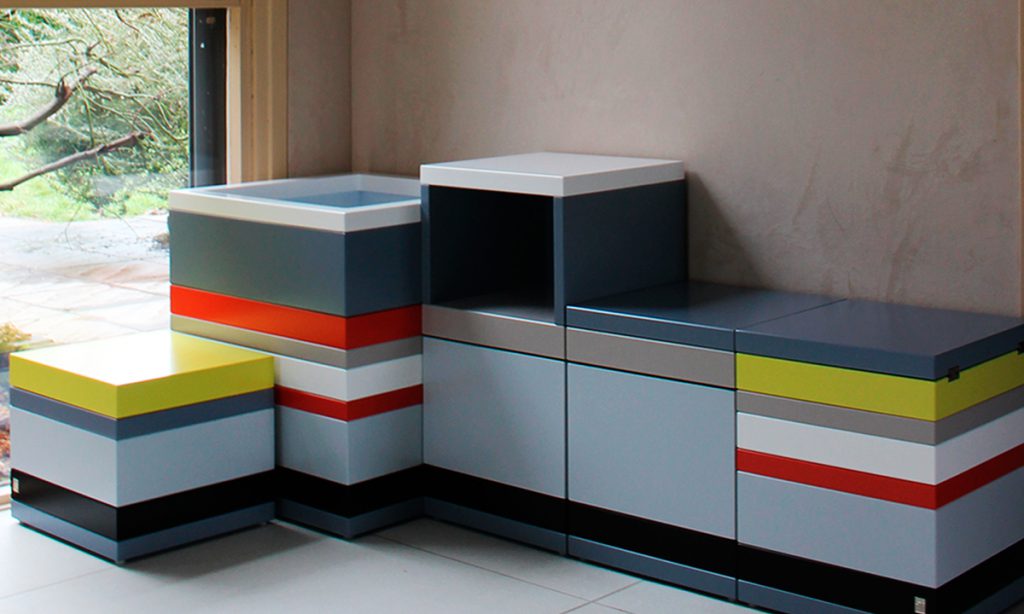 ensemble de coffres de rangement - Projet création sur mesure en bois laqué jaune, orange pop, gris, blanc. Design et fabrication mobilier Les Pieds Sur La Table-EN