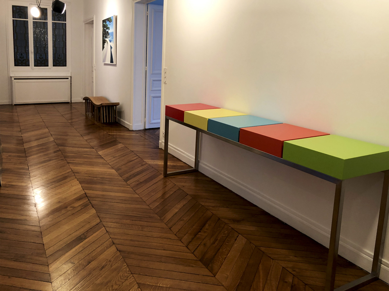 Grande console design réalisée pour un appartement parisien. Console moderne d'entrée laquée Pied-Estal. Mobilier Les Pieds Sur La Table créateur et fabricant de meubles contemporains design sur mesure.