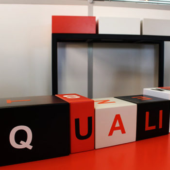 objets de communication artistiques, jeux de cubes animés personnalisés aux valeurs d'entreprise. Création sur mesure par mobilier Les Pieds Sur La Table