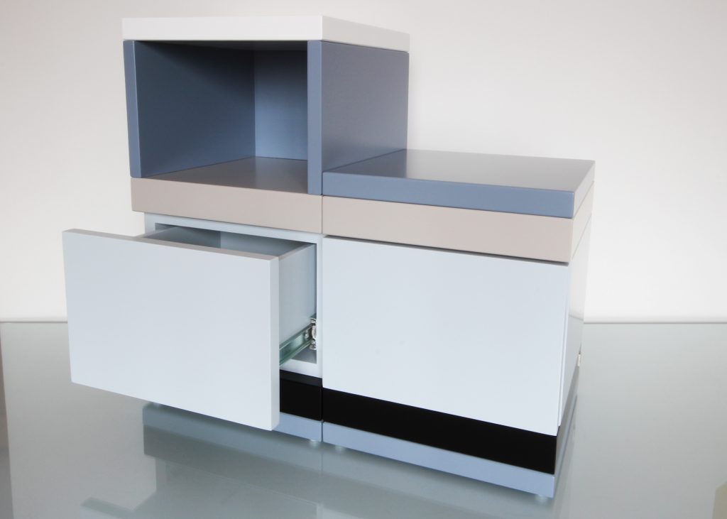 chevet laqué De-bon-Pied une niche et un tiroir, couleurs sur mesure gris béton blanc noir , design et fabrication mobilier Les Pieds Sur La Table, duo avec le petit chevet un tiroir