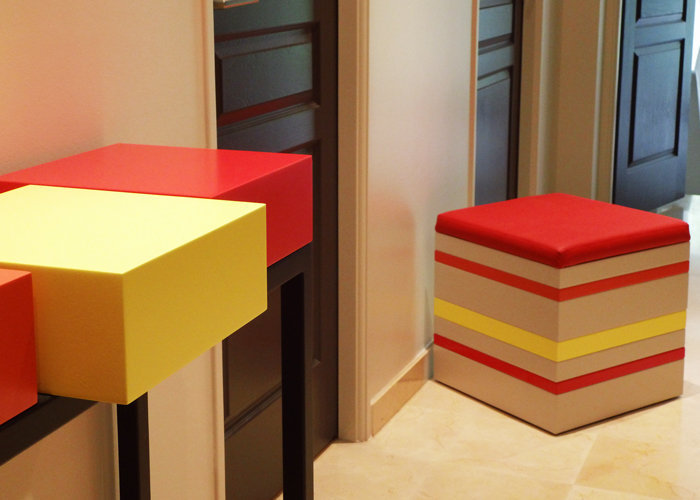 pouf grand modèle laqué couleurs beige parchemin orange rouge jaune galette rouge Group-Pied par Les Pieds Sur la Table
