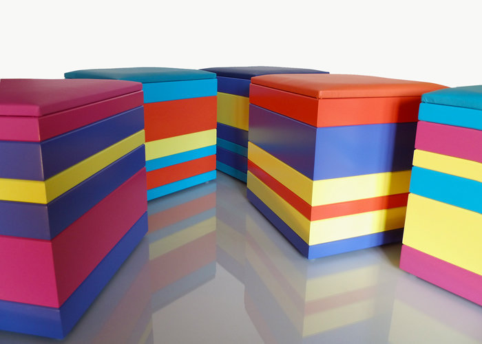 pouf en couleurs multicolores laqués Group-Pied par Les Pieds Sur la Table