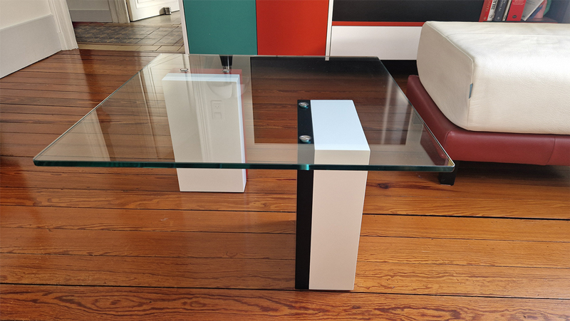 Table basse en verre sur mesure carrée Pied-G Multi réalisée pour une maison privée. Mobilier Les Pieds Sur La Table créateur et fabricant français de meubles design sur mesure.